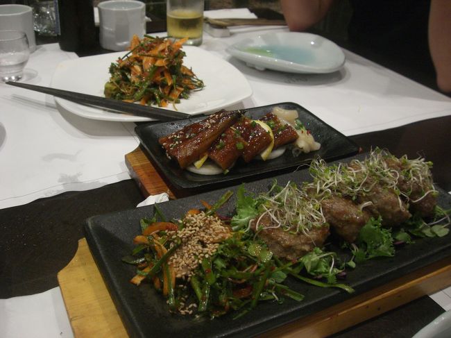 奥からねぎと海鮮の辛いサラダっぽいもの、うなぎの蒲焼っぽもの、<br />たたいたお肉をハンバーグみたいにして焼いたもの。<br />なんだか辛いのに甘いのです。塩とか醤油とか、ちょっとほしくなりました。<br />手前のお肉はおいしかった。