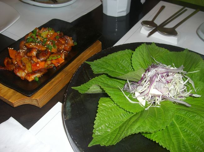 イカと野菜をいためたものをエゴマの葉で巻いて食べます。