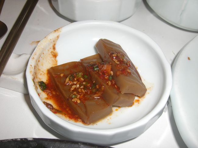 多分どんぐりの粉で作った「ムッ」って料理だと思うのですが、<br />上にかかっている赤いソースがないと味のしないたべものでした。