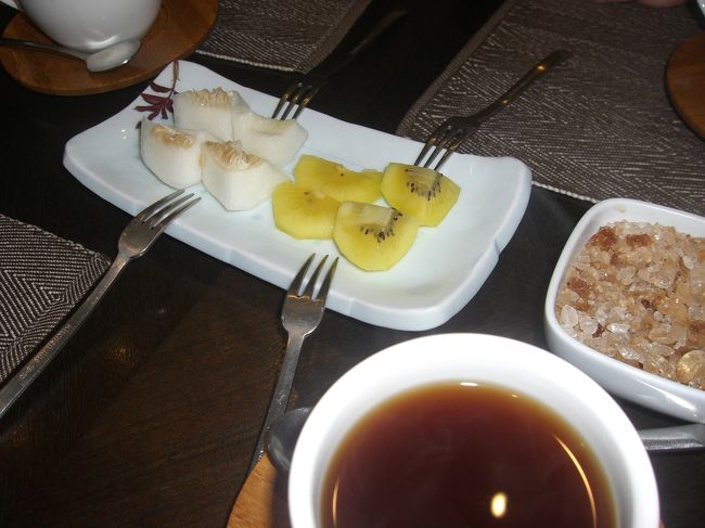 〆のフルーツ。キウイとマクワウリとコーヒー。<br />果物はさっぱりとした甘さ、コーヒーは薄かったです。