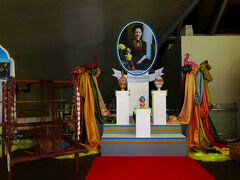 スワンナプーム空港内も王妃様の功績をたたえた展示が。