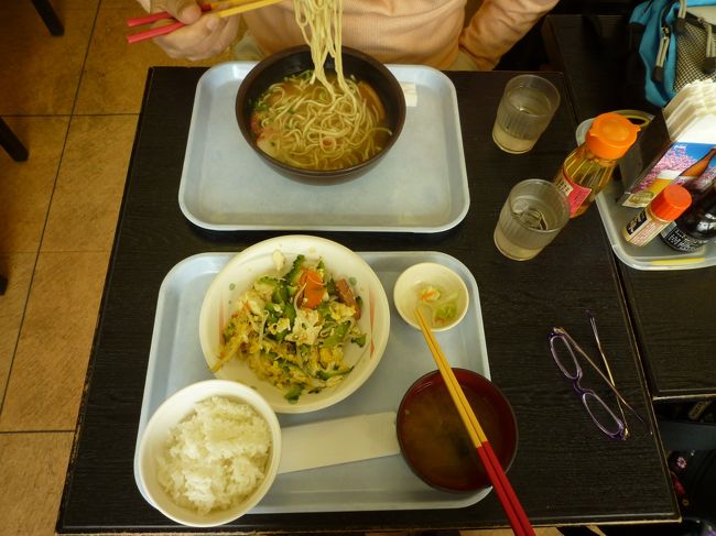 先ずは腹ごしらえの空港内で、ソーキそばを食す