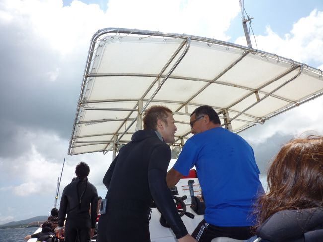 ダイビングインストラクターのニック君と船長