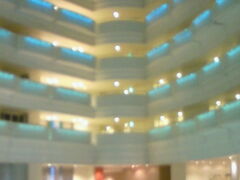 21時ごろようやく
インターコンチネンタル万座ビーチリゾートにチェックインです。
吹き抜けの広さに圧倒されました。
