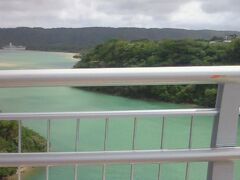 もとぶ元気村より5分程度の美ら海水族館は後回しして、
昼間の古宇利大橋に行きたかったので、
先に古宇利島を目指します。

途中のワルミ大橋です。

こちらの橋は新しいようで、
ナビには反映されてませんでした。
