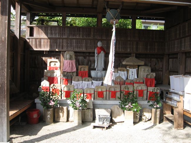 10月18日<br /><br />三人組での奈良旅行は前年から決めていたのにホテルを取ったのは前月の9月。<br />平城遷都1300年祭に燃え観光客溢れる奈良でホテルをギリギリまで決めないなんて・・・と焦る私を尻目に<br /><br />先の旅行記で名前を挙げた孝謙さん(孝謙天皇と学生時代呼ばれていたので)さんが<br />「ぎりぎりで大丈夫よ〜」<br />と呑気にのたまい、<br />彼女の権力が実際きいたのかどうか、<br />新大宮のお得なホテル「スーパーホテル」(孝謙天皇がスーパーホテルというのも・・・^^;)<br />を悠々と予約するという実力。<br /><br />孝謙さんは下関から、林芙美子さん(いつも着物を着ていて林芙美子のイメージ)は千葉から、私は埼玉から現地集合です。<br /><br />18日は仕事のある林さんは来られないので、孝謙さんと私のみホテルのロビーで11時半に待ち合わせ。<br />それぞれシングルルームで予約しました。<br /><br />*写真は般若寺入り口に集められた石仏たち。<br />