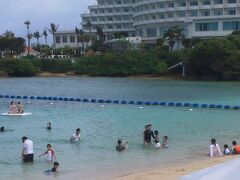 沖縄滞在３日目の朝は、
朝食を部屋で簡単に済ませ、ホテルのビーチに来ました。

正面玄関前からバスで1,2分で到着です。

が、予約していたパラセーリングが
強風で中止になってしまい、
甥と一緒にドラゴンボートに乗りました。
波が高かったせいかかなり揺れましたが、
甥が大喜びでよかった！！

万座毛まで連れてってくれました。