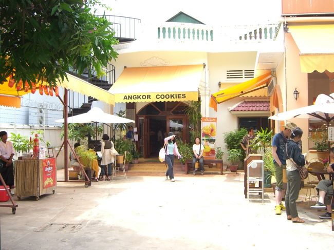 ここでは、カンボジアの田舎育ちの女性スタッフ<br />総勢４１名が毎日手作業で、１つ１つ手作りしています。<br /><br />また日本人観光客の為に、スタッフは入社後日本語を勉強し、<br />「日本語」での接客をされています。<br /><br />このような企業風土は嬉しいですね♪