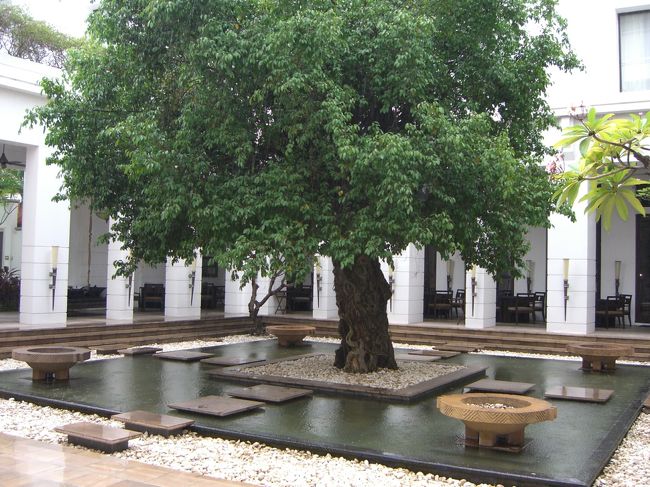 ホテルの中庭<br /><br />残念ながら、スコールにあってしまいました。