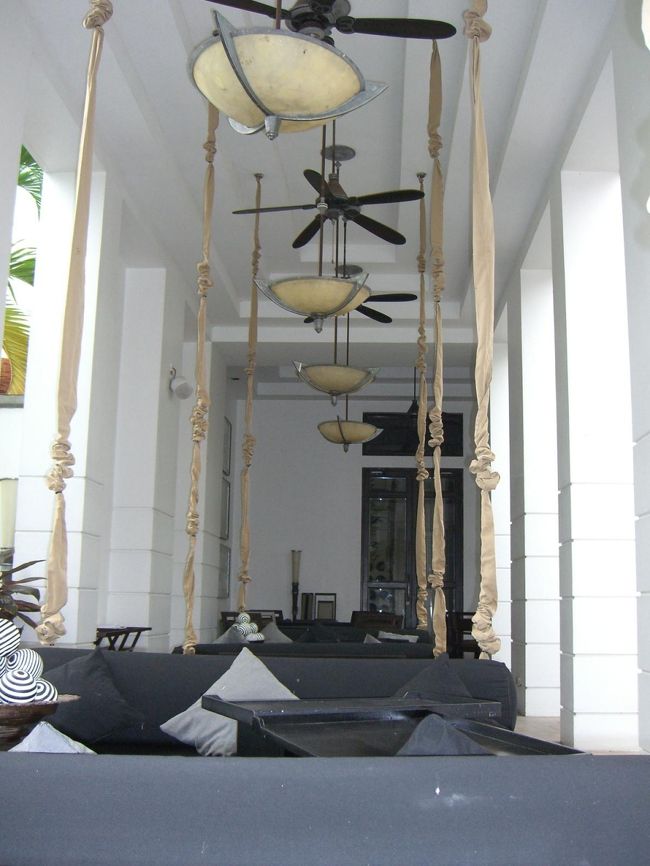 中庭の回りに、大きなブランコ？のようなソファーが！<br /><br />