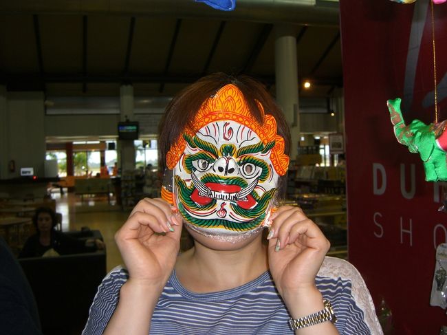 空港自体小さいので、お店の数は非常に少ないです。<br /><br />カンボジア土産のお店で、遊んで待ち時間を過ごしました。<br />