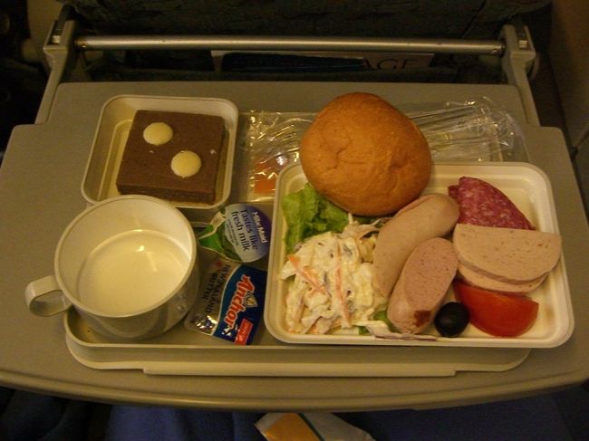 機内食はハム・ウィンナーがメインでした(>_<)<br />