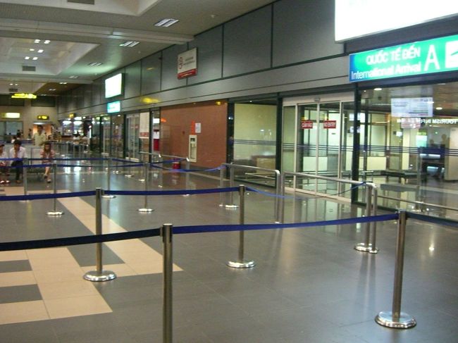 ベトナム到着〜♪♪♪<br /><br />ツアー客みんなが出てくるの待ちます。<br /><br />ここから、ハロン湾に向け約３時間半の移動です。<br />ホテル到着は２５時頃…　<br /><br />遠いな〜。