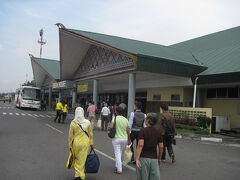10:55　マレーシアのペナン島からメダンの空港に、定刻２０分遅れで着陸。

Air Asia	Penang	11:05	⇒	Medan	10:55	(0時間50分)
	274km	(329km/h)	\3,077 	(11.2円/km)

空港ではまずアライバル・ビザを貰う（US$25)。
その後の入国審査では、審査官から「本当に日本人か？」と疑われ、暫くパスポートと顔を見比べられていた。日焼けしていたからかな？
