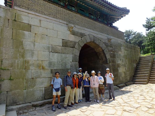 東門経由でバス停まで歩きました。