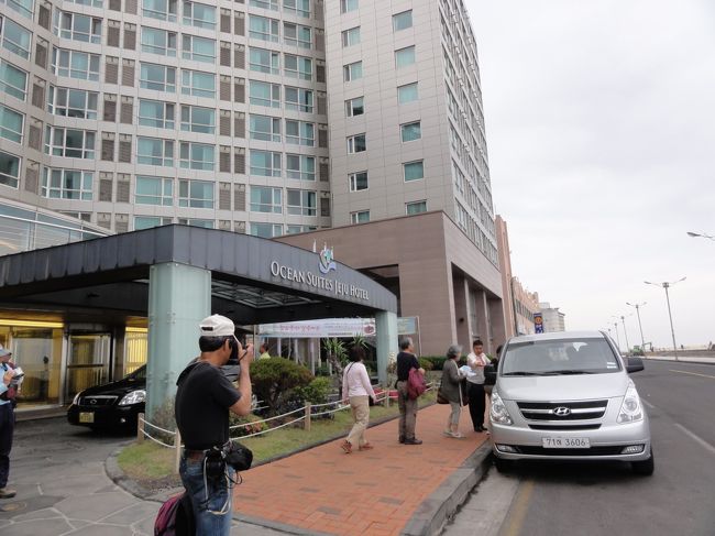 済州島到着の日に漢拏山に登る予定でしたが、次の日の方が天気が良いらしいので、急遽観光に変更。インターネットで調べていた個人タクシーの金さんに電話して、10人乗りのバンを1日チャーターしました。（11,000円）。島の東部のサンクムブリ噴火口、城邑民俗村、城山日出峰、榧子林、万丈窟を回って貰いました。榧子林のカヤの大木が自生する森は神秘的でした。<br />