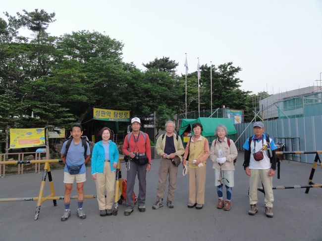 いよいよ漢拏山に登る日が来ました。<br />昨日お世話になった金さんに、登山口までの送迎を頼みました。<br />城板岳登山口までは約30分、5:30から登山開始です。