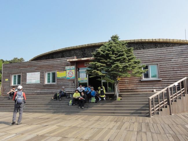 更に1時間でツツジ畑待避所に着きました。やっと山頂を見ることが出来ました。ここではカップ麺やコーヒーを売っています。