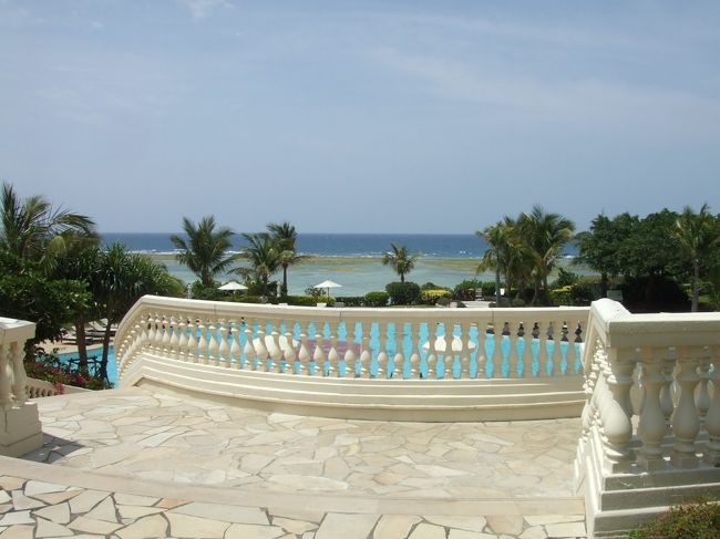 ・ホテル日航アリビラ<br /><br />中庭。<br /><br /><br />結婚式が終わると、せわしく帰京。<br />空港に向かってると、会社から電話が掛かってきて、一気に現実に引き戻されたり・・・。<br />とにかく久しぶりの沖縄、念願の美ら海水族館にも行けたし、楽しかったぞーっと♪<br /><br /><br />　完