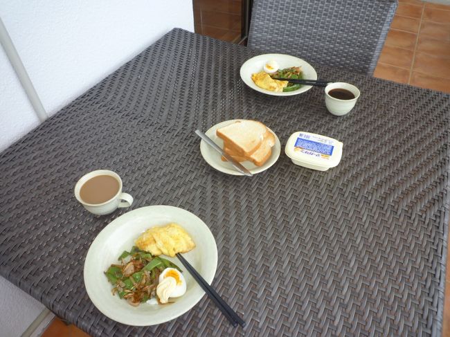 海に面したベランダで朝ごはん