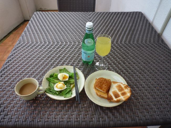最終日は一人ご飯（このコンドはキッチン付きで、殆ど近くのスーパーで山の様なお刺身を買って食べて居ました）<br />アルコール飲んで、車で帰宅なんて出来ませんから。。。