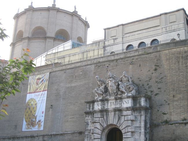 バチカン市国。多くの方が書かれているように、ネットで予約してバウチャーを持参したら、長い行列を尻目にすぐ入れた。