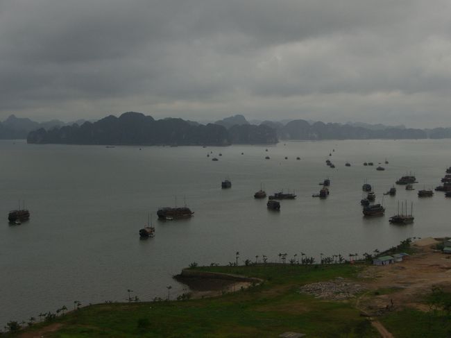 昨夜は夜中にホテル到着し、長距離移動で疲れたので早々と寝ました。<br /><br />朝起きると、バルコニーからハロン湾が見えています。<br /><br />でも、天気悪っ！！
