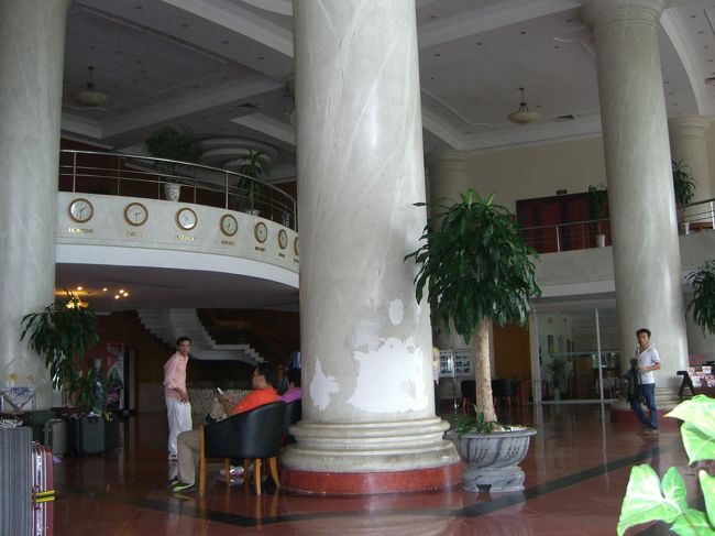 出発までの間、ホテルロビーで過ごします。