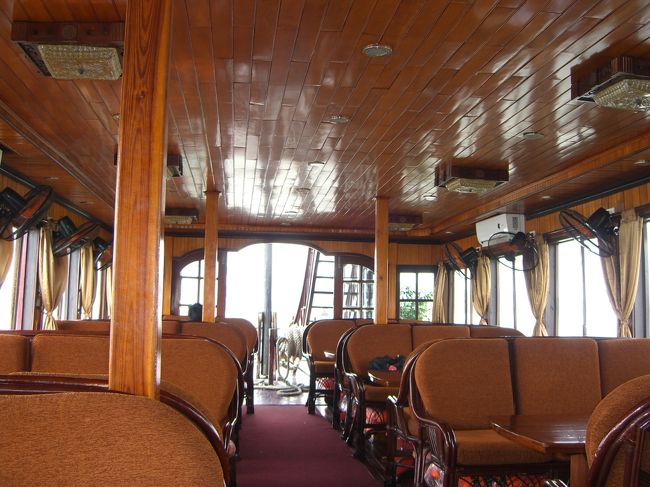 船内はこんな感じです。<br /><br />皆さんは、２Ｆデッキに上がり景観を楽しんでいます。<br />私は暑いので、デッキに上がらずにソファーで寝そべってました。