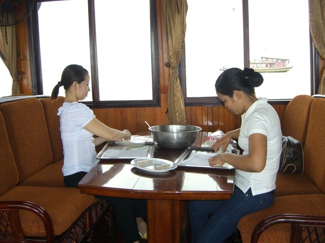 お姉さん達が、食事の準備で春巻きを作ってます。<br /><br />後で出てくる私たちの食事の準備かしら…