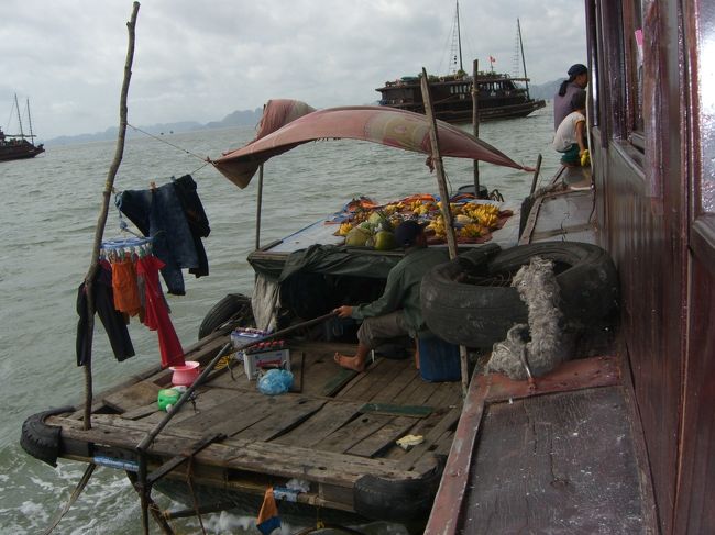 しばらくすると、船上生活者が横付け！！<br /><br />す・す・すごい！！