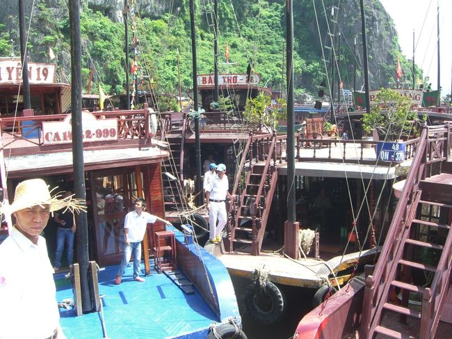 船が群がってます！！<br /><br />私たちの船へは、船から船へ渡っていきます。<br /><br />めちゃくちゃ怖いしっ！　危ないしっ！