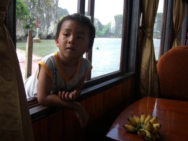 幼児が乗り込んできて、<br />直射日光にガンガンあたったバナナをボンッ！と置いては、このドヤ顔。<br /><br />呆気にとられてしまいました(゜_゜>)