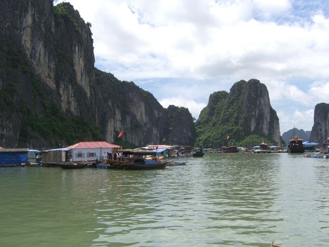 途中、水上生活者の所へも寄りました。