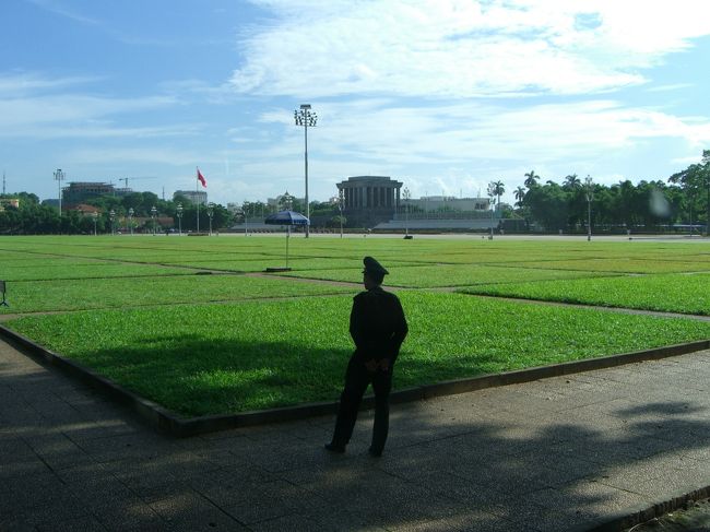 車窓からのホーチミン廟