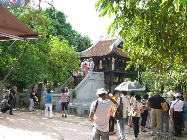 歩いて一柱寺へ移動<br /><br />たくさんの観光客や地元の人が…