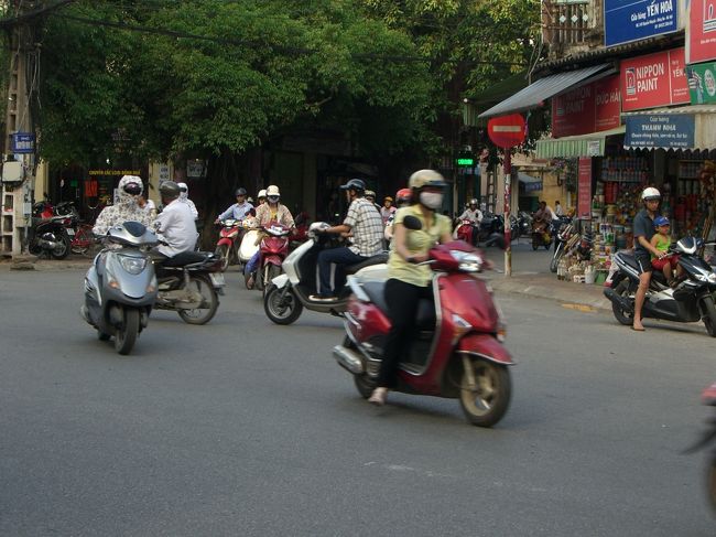 さすが、ベトナム！　バイクの数がハンパない\(◎o◎)／！