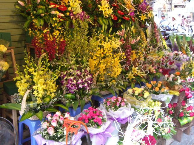 現地ガイドさんが、市街を案内してくれました。<br /><br />綺麗な花屋さん♪