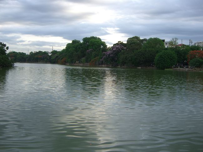 ホアンキエム湖<br /><br />湖のまわりは、家族やカップル達が夕涼みをしてました。<br /><br /><br />人形劇鑑賞後はスコールにあい、至る所で床上浸水になっていました。<br />私たちはキャーキャー言いながら騒いでいても、<br />慣れているベトナム人は、裸足で歩いていたり、軒先でみんなで鍋をつついたりしてスコールも気にしていませんでした。<br /><br />夕食後は、日本への帰路に…<br />６月８日（水）<br />ハノイ発　００：１０　ＶＮ０９４４<br />関西空港着　０６：４０<br /><br />楽しかったカンボジア・ベトナムもあっという間でした。