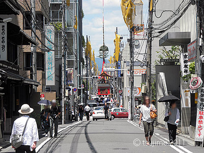 車両が通行禁止になり、日頃車で混み合う通りはガラガラです。