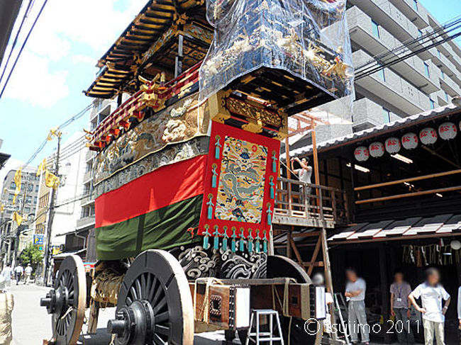 この鉾は「船鉾」で、全体が舟の形をしているユニークな鉾です。 <br />車輪を付けた船といったところですかねぇ。 <br />胴掛けに使われている織物や装飾品はすごく豪華です。
