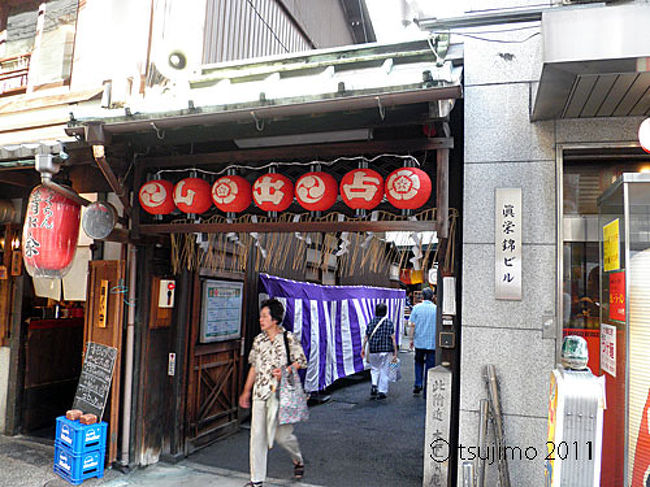路地を入っていくと、占出山（うらでやま）の町会所に御神体が飾られています。<br />