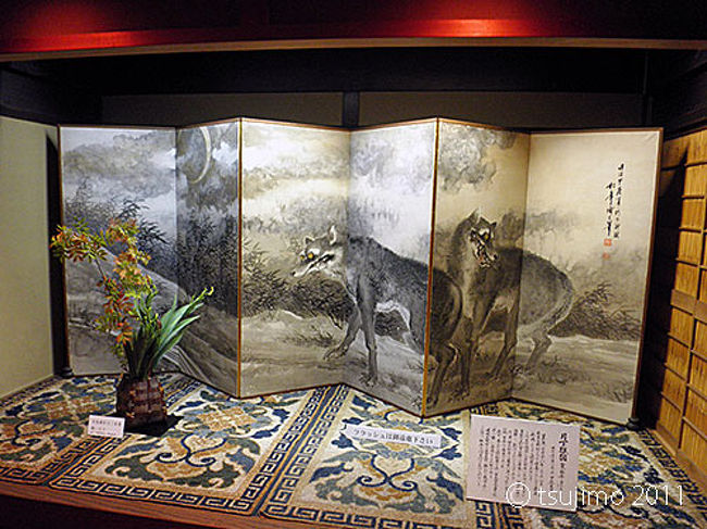 懸装品や山鉾の御神体が間近に見られる「会所飾り」、秘蔵の屏風を格子戸越しに堪能できる「屏風祭」が開かれる。<br />