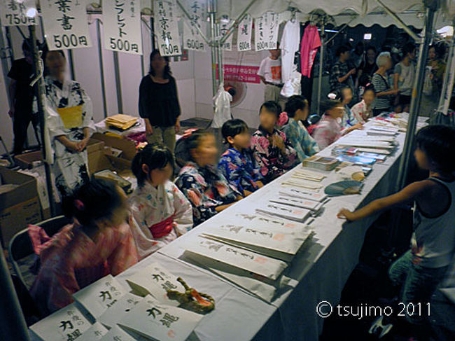 町内に住む子供たちが、歌いながらお守りやロウソクを売っています。