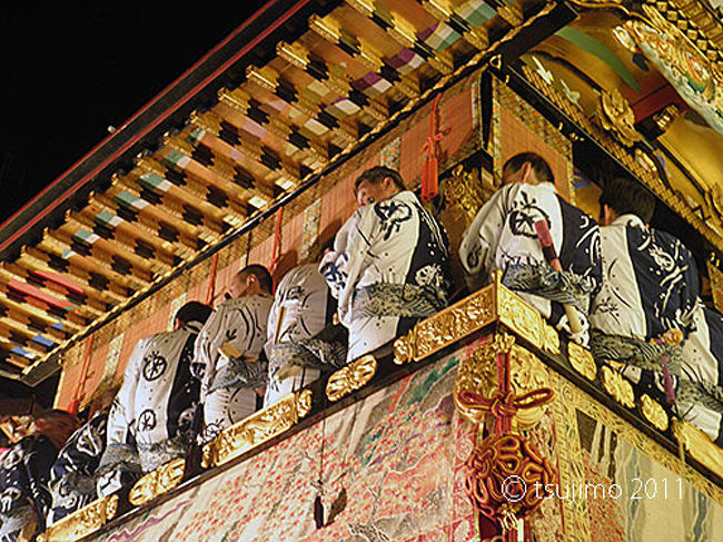 菊水鉾でお囃子を奏でる人たち。