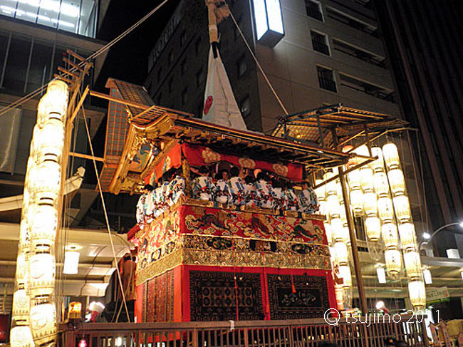 長刀鉾です。<br />四条通りには、長刀鉾、函谷鉾や月鉾など巨大な鉾があります。<br /><br />