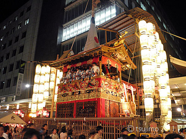 夜には、山鉾が建ち並んだ四条と烏丸通付近が歩行者天国になり、駒形提灯の明かりに照らされた各鉾では、喧騒のなかに「コンチキチン」の祇園囃子の音が響きます。