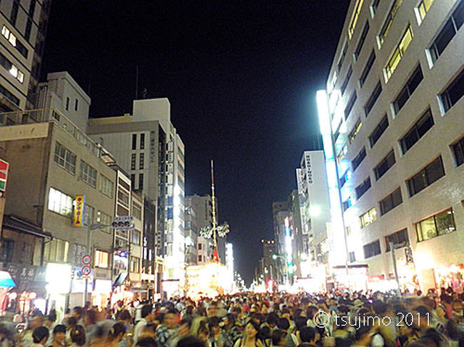 １４日夜、宵々々山には約１５万人の人出でした。<br /><br />ただ今、京都市内はお祭り雰囲気一色です　　w(ﾟoﾟ)w <br />