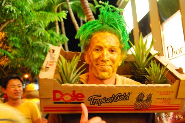 パイナポ〜♪<br /><br /><br />…と、ほんの一部ですが、仮装した方々の写真を載せてみました。<br />夕方〜夜遅くまでカラカウア通りには、本当に文字通り「埋め尽くされた」ヒト・ヒト・ヒト、で止まらずに真っ直ぐ歩くのも困難なくらいでした。<br />夜かなり遅くなっても、ホテルの窓の外（カラカウア通り）からは賑やかな声が聞こえていました。<br />いや〜、すごいです。ハロウィン。<br />スケールが桁違いでした。