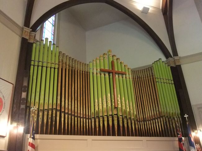 パイプオルガンと女性の歌声で式は始まります。<br />女性の歌声が、とてもステキで思わず、感激！<br />新婦入場前なのに、ウルウル・・・<br />ハワイアンソングで新婦が入場。牧師様の後に続き、誓いの言葉を述べる二人。<br />式は小一時間・・・。<br />参列者は全員アロハシャツに、ムームー。<br />日本の黒留袖や式服とは違い、華やかです。<br />ムームーとアロハは現地調達。<br />母親は、肩を出さないとか、いろいろ決まりはあるようですが、<br />あまり気にしなくて良いかと・・・<br />全体に明るい雰囲気で、とてもステキお式でした。<br />